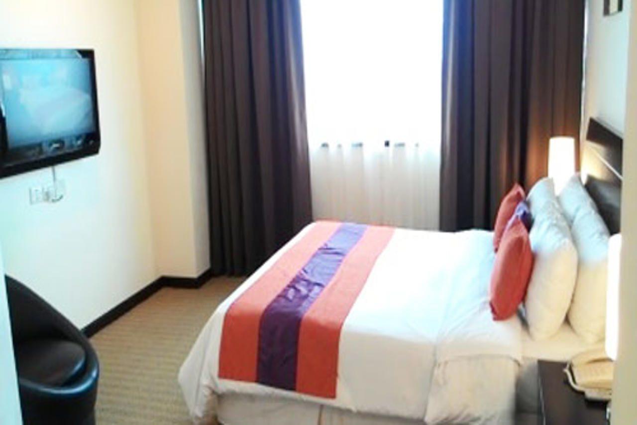 Hock Lee Hotel & Residences Kuching Esterno foto