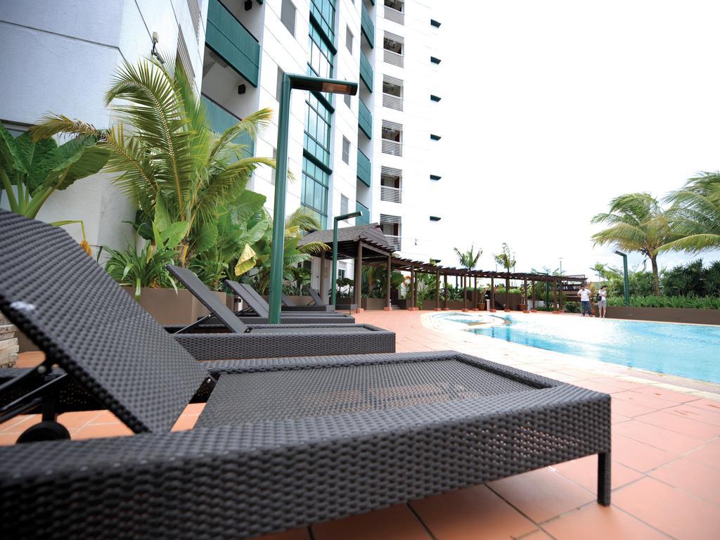 Hock Lee Hotel & Residences Kuching Esterno foto